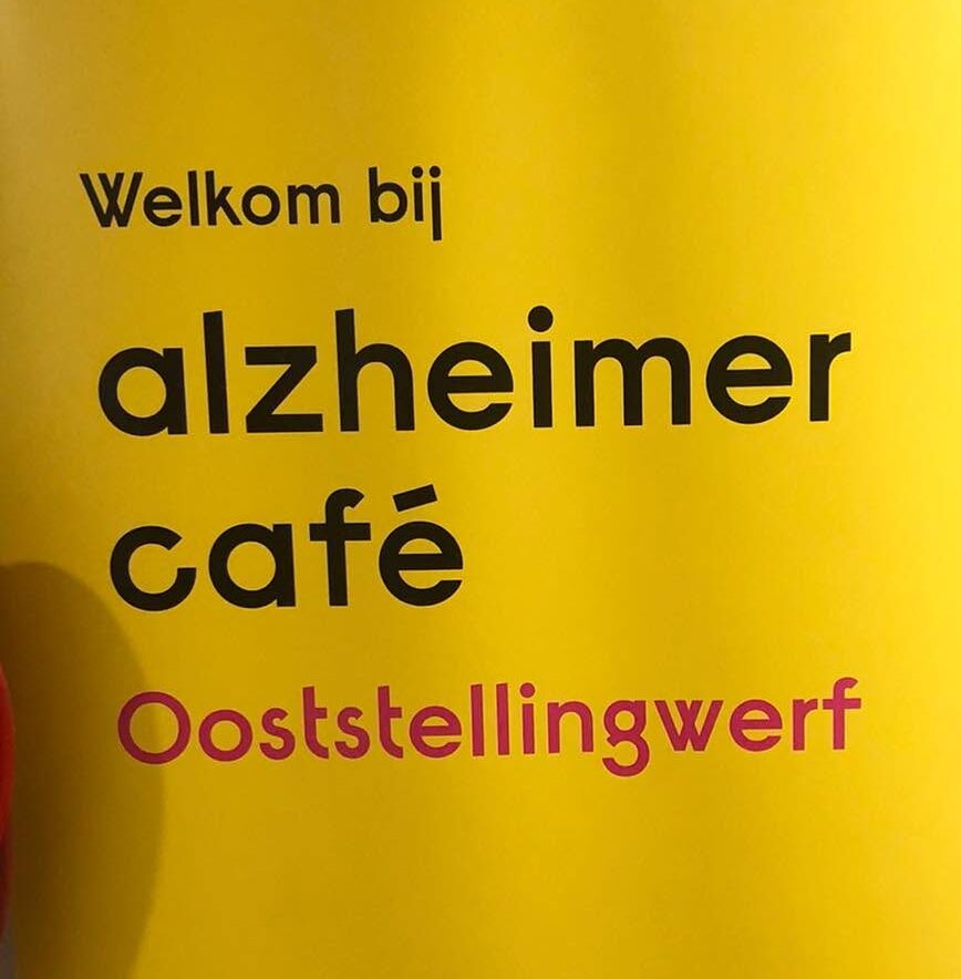 Geel bord Welkom bij Alzheimer Café Ooststellingwerf
