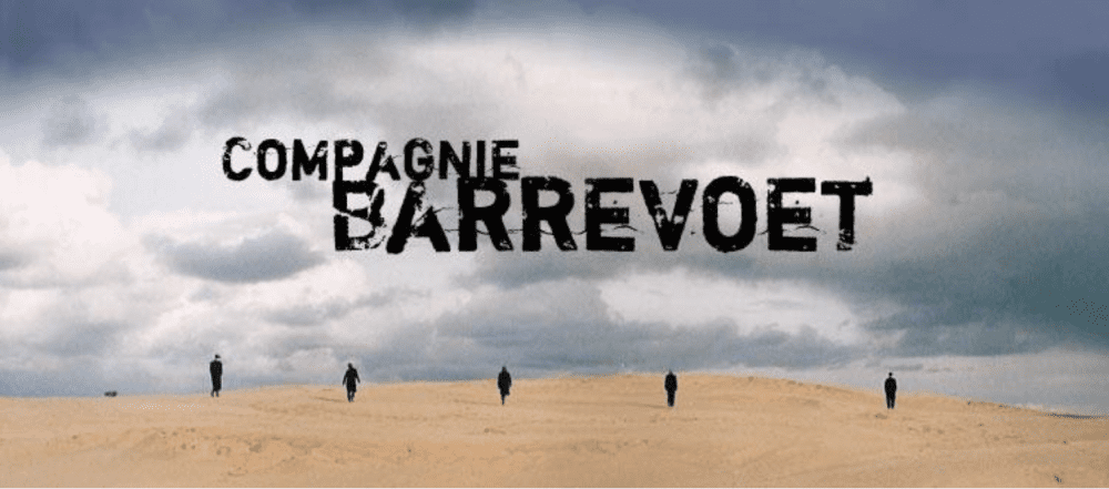 Figuren op een strand onder een wolkenlucht, met de tekst Compagnie Barrevoet