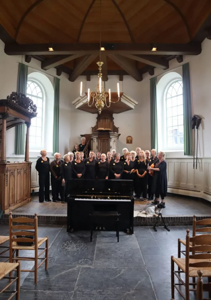 Koor zingt in een oude kerk met een preekstoel