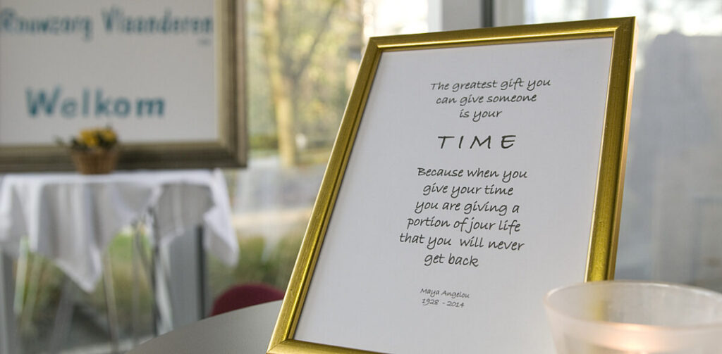 Ingelijst gedicht over tijd op een gedekte tafel