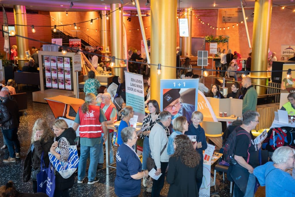 Drukte op een vrijwilligersfestival in een grote hal