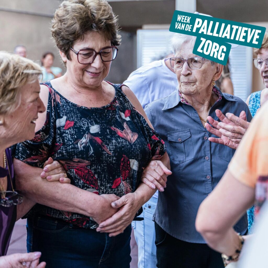Lachende oudere mensen in gesprek, met het logo Week van de Palliatieve Zorg