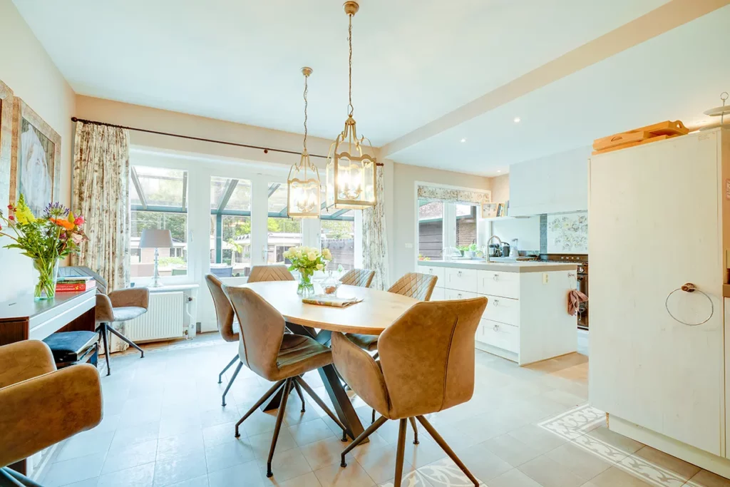 Lichte woonkeuken met eettafel in het C'est La Vie-Huis