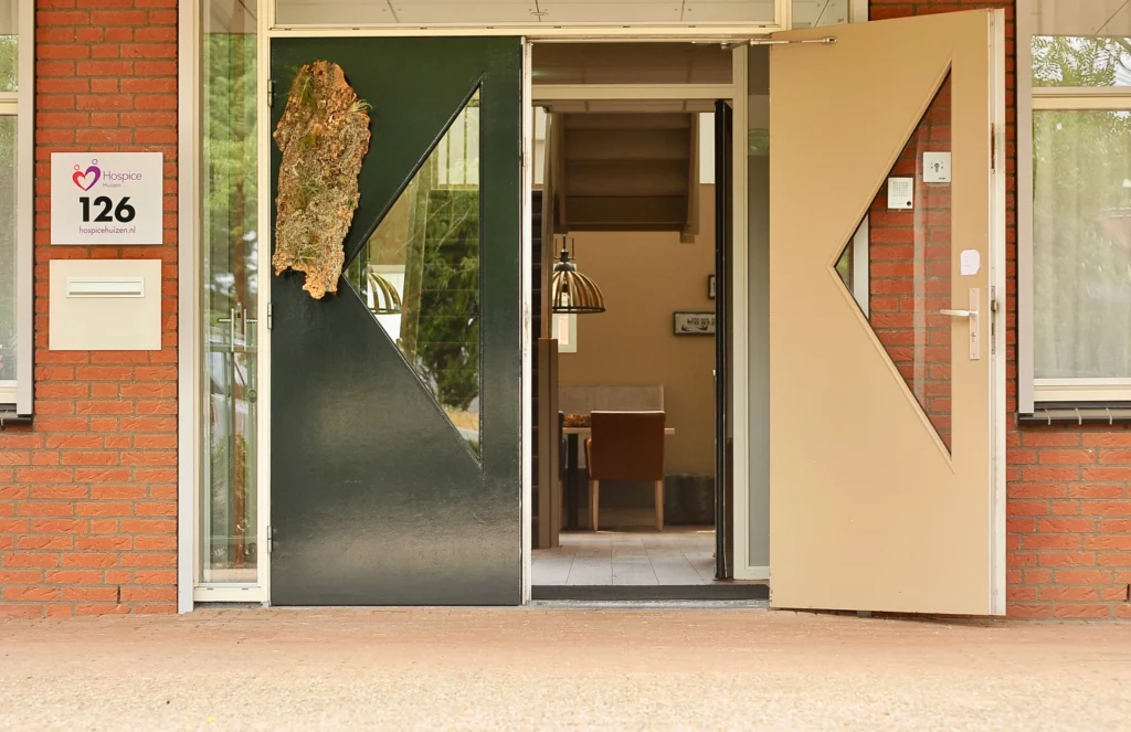 Openstaande voordeur van Hospice Huizen